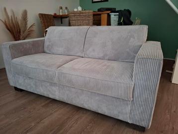 Bankje grijs 2 zits zo goed als nieuw.  beschikbaar voor biedingen