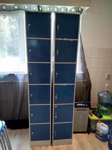 Lockerkast. Metaal. 6-vaks. 2 stuks. Met sleutels. beschikbaar voor biedingen