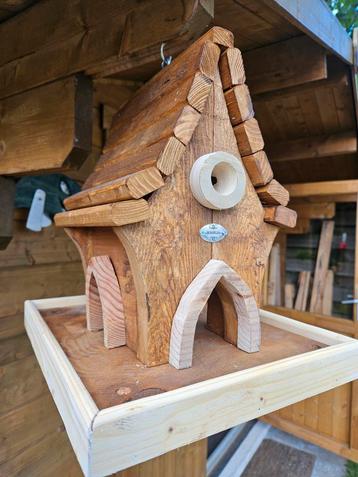 Voederhuisje voor vogels beschikbaar voor biedingen