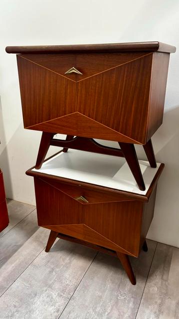 Twee Vintage Nachtkastjes Teak Louis van Teeffelen beschikbaar voor biedingen