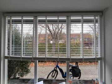Houten jaloezieën voor raam 240 breed en 175 hoog beschikbaar voor biedingen