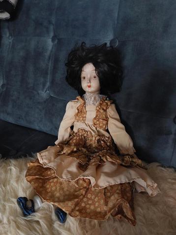 Mooie porseleinen pop met porseleinen schoenen.  beschikbaar voor biedingen