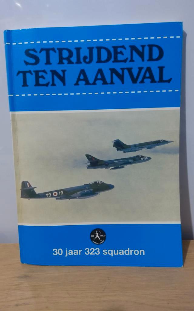 Strijdend ten aanval - 30 jaar 323 squadron, Boeken, Oorlog en Militair, Gelezen, Luchtmacht, 1945 tot heden, Ophalen of Verzenden