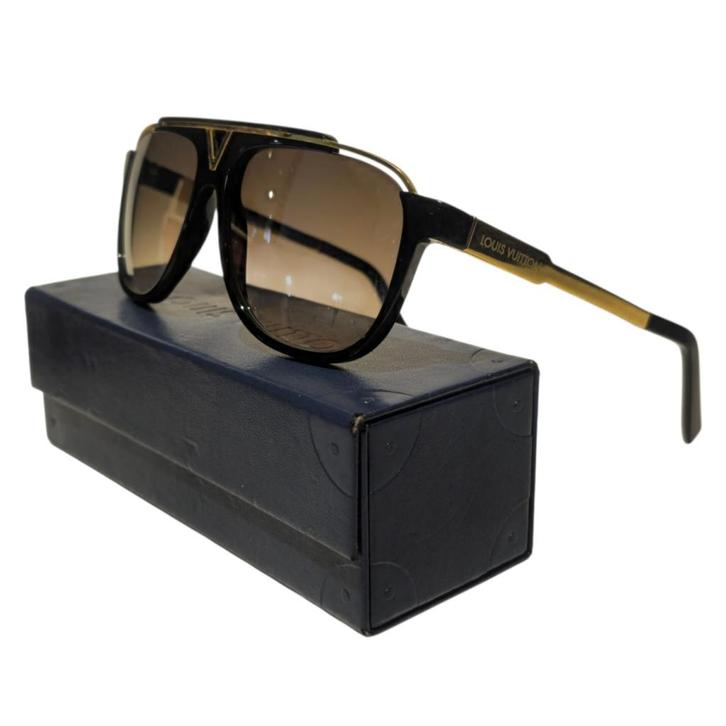 Louis Vuitton Mascot Wayfarer Zonnebril Z0936W 140, Sieraden, Tassen en Uiterlijk, Zonnebrillen en Brillen | Heren, Gebruikt