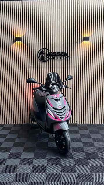Piaggio Zip | Nardo Grey & Pink Edition| 1750 KM beschikbaar voor biedingen