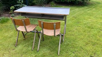 Leuk bureau met 2 stoelen beschikbaar voor biedingen