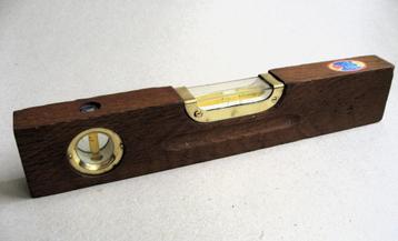 Vintage Nooitgedagt waterpas, eikenhout en messing beschikbaar voor biedingen