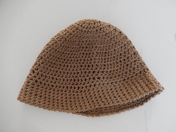 * Nieuw bruine handgemaakte gehaakte muts *, Kleding | Dames, Mutsen, Sjaals en Handschoenen, Nieuw, Muts, Maat 38/40 (M), Ophalen of Verzenden