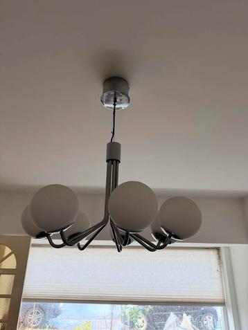 Moderne hanglamp met glazen bollen beschikbaar voor biedingen