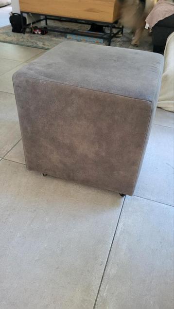 Grijze Poef op Wieltjes - 46x46x46 cm beschikbaar voor biedingen