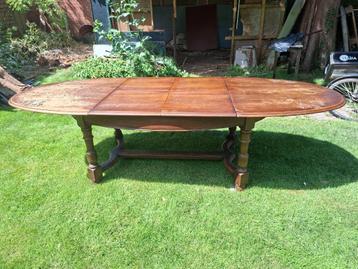 Antiek massief houten tafel ovaal  beschikbaar voor biedingen