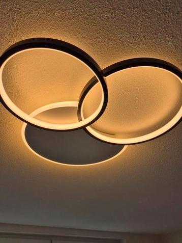 Moderne plafondlamp plafonnière nieuw uit 2023 beschikbaar voor biedingen