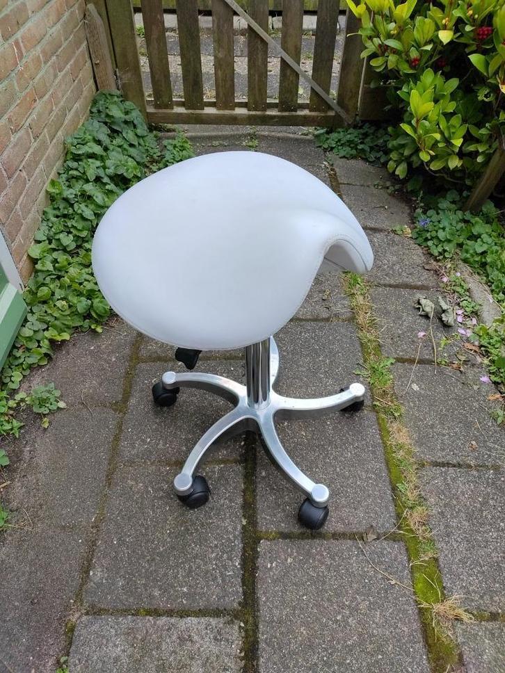 Zadelkruk wit PU leer, Huis en Inrichting, Krukjes, Zo goed als nieuw, Staal, In hoogte verstelbaar, Ophalen of Verzenden