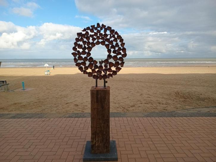 IJzeren tuinbeelden op massief houten sokkel, Tuin en Terras, Tuinbeelden, Nieuw, Abstract beeld, Metaal, Ophalen of Verzenden