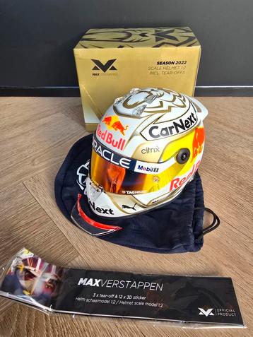 Max Verstappen Red Bull Racing helm 1:2 Seizoen 2022 beschikbaar voor biedingen