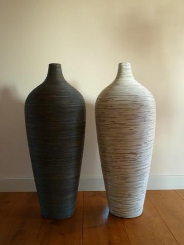 Unieke fairtrade vazen taupe en wit, als nieuw, riet beschikbaar voor biedingen