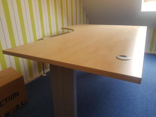 Degelijk en groot bureau, Huis en Inrichting, Bureaus, Gebruikt, Bureau, In hoogte verstelbaar, Ophalen