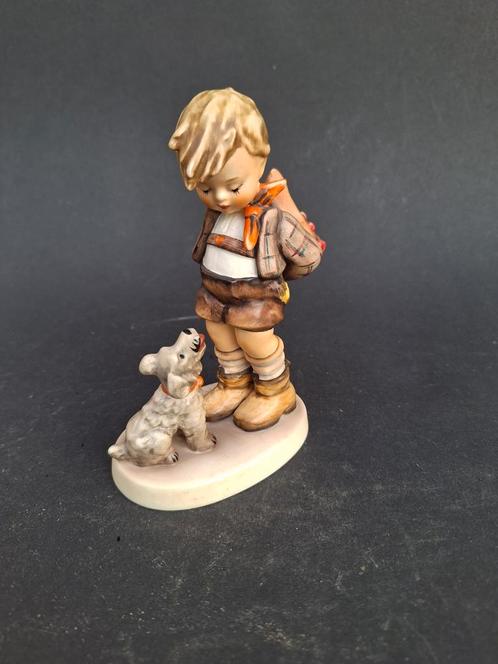 Goebel beeldje no 317  jongetje met zittende hond, Verzamelen, Beelden en Beeldjes, Zo goed als nieuw, Dier, Ophalen of Verzenden