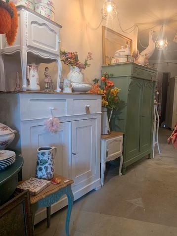 Franse Brocante Witte Kast beschikbaar voor biedingen