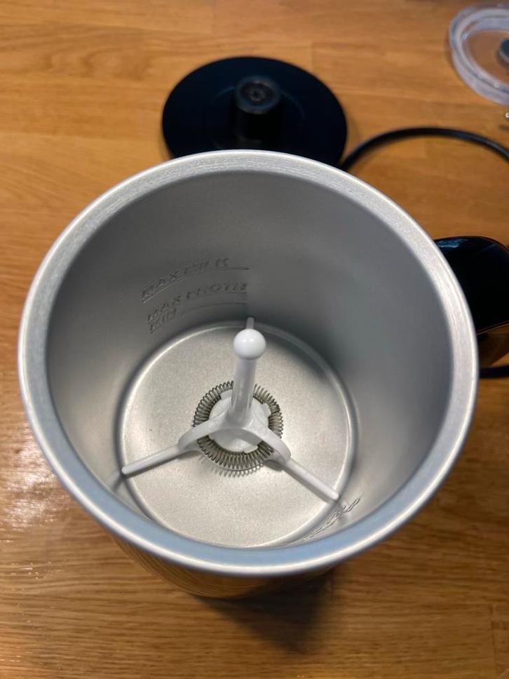 Delonghi AliciaLatte Melkopschuimer, Witgoed en Apparatuur, Melkopschuimers, Zo goed als nieuw, Elektrische melkopschuimer, Ophalen of Verzenden