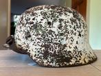 M35 Duitse helm wintercamo oostfront, Verzamelen, Verzenden, Landmacht, Duitsland, Helm of Baret