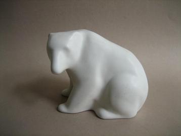 Wit plateel beeld ijsbeer Yvonne Niessen Flora Hardenberg beschikbaar voor biedingen