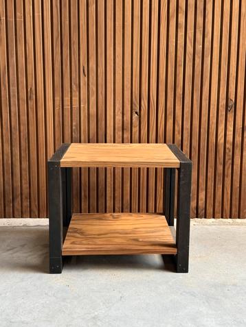 Zwarte Bijzettafel met Houten Blad + Extra Plank – Compact & beschikbaar voor biedingen