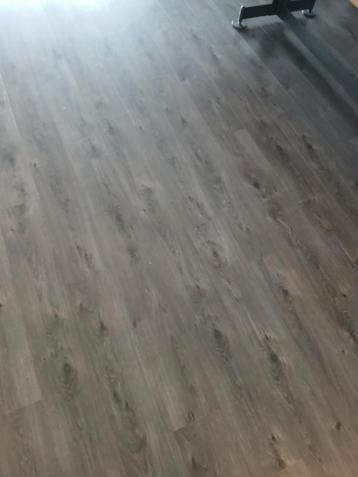 Grote kliklaminaatvloer oud eiken, 95m2 met geluiddempende  beschikbaar voor biedingen