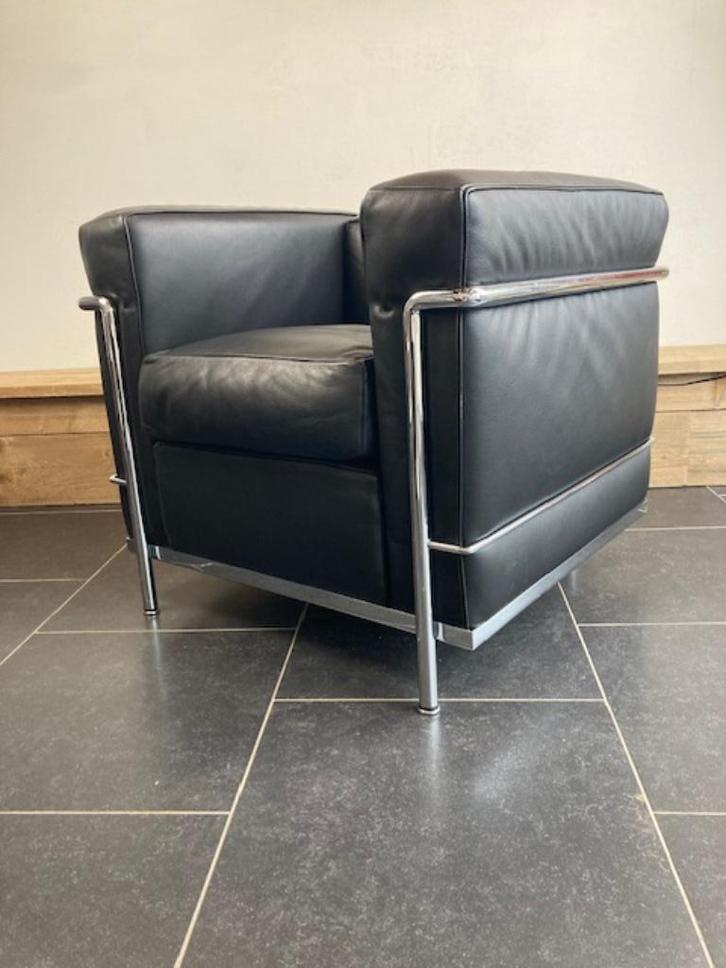 2 Cassina LC 2 fauteuils, zwart leder, Huis en Inrichting, Fauteuils, Zo goed als nieuw, Leer, Metaal, 50 tot 75 cm, Minder dan 75 cm