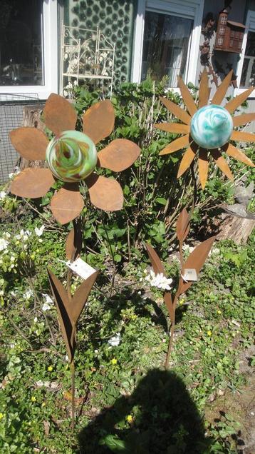 metalen bloemen met het hart van glas  beschikbaar voor biedingen