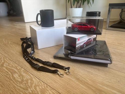 Tesla merchandise + 2 Model 3 modelauto’s, Verzamelen, Overige Verzamelen, Nieuw, Ophalen of Verzenden