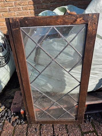 Oud Raam met Glas in Lood vintage decoratie gratis beschikbaar voor biedingen