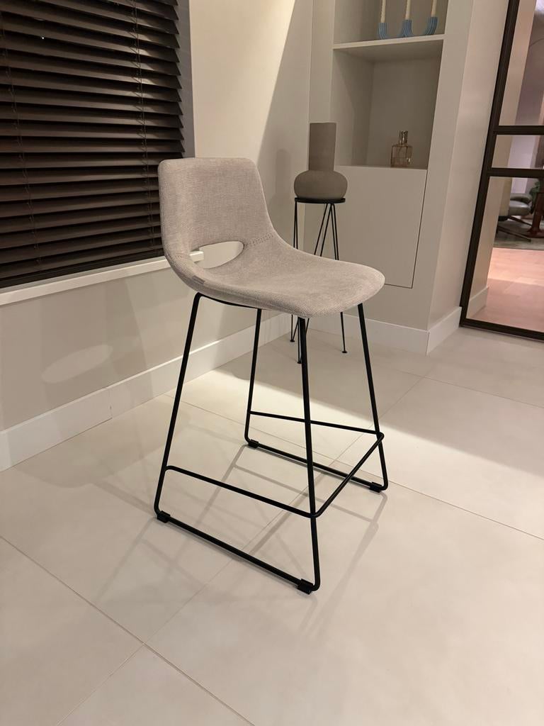 Beige barkruk, zwart staal onderstel, hoogte 65 cm, 2 stuks, Ophalen, Met voetsteun, 60 tot 90 cm, Zo goed als nieuw