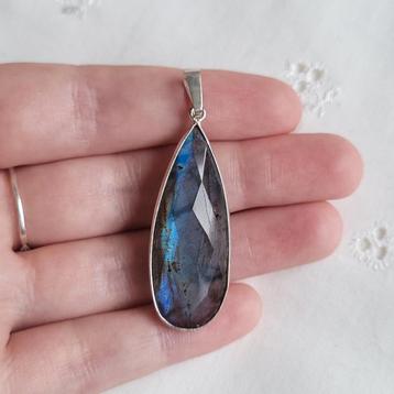 925 zilveren labradoriet hanger, facet
geslepen beschikbaar voor biedingen