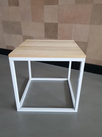 Bijzettafeltje met wit frame en houten blad 35x35x35 cm beschikbaar voor biedingen