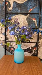 Vaasje met zijde bloemen - PTMd, Huis en Inrichting, Woonaccessoires | Vazen, Ophalen, Blauw, Minder dan 50 cm, Glas