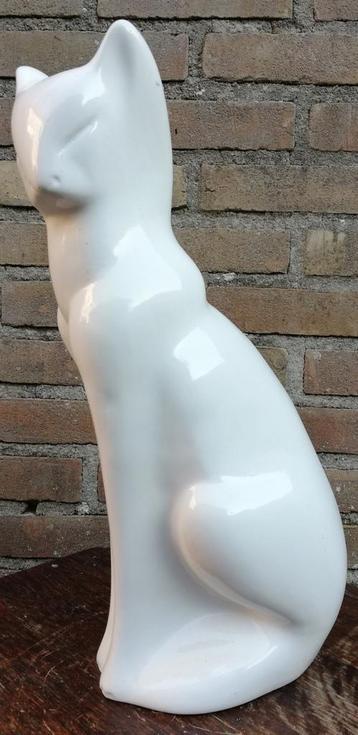 Poes/Sphynx. Art Deco. Wit plateel beeld. 43 cm.  beschikbaar voor biedingen