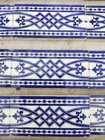 37 antieke randtegels diep paarsblauw decor V&B beschikbaar voor biedingen