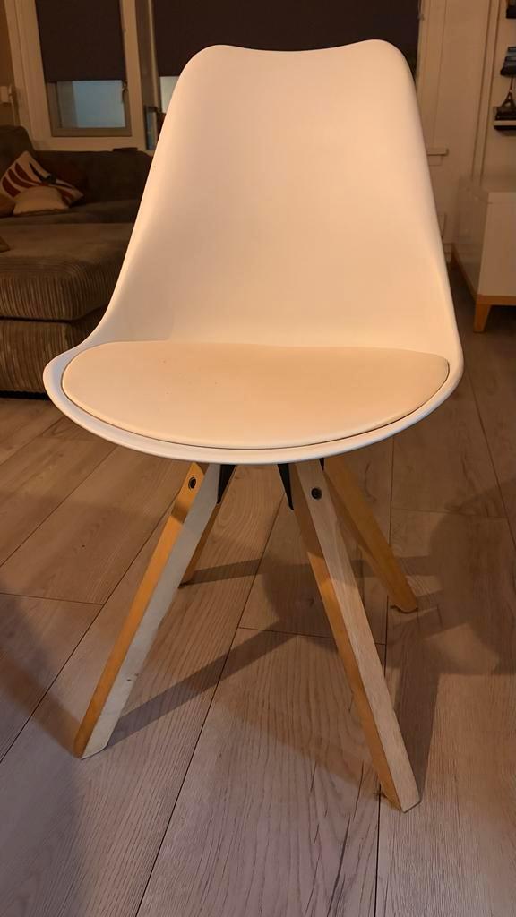 Set van 4 witte stoelen met houten poten, Huis en Inrichting, Stoelen, Zo goed als nieuw, Vier, Hout, Wit, Ophalen of Verzenden