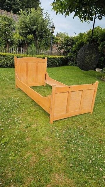 Mooi oud grenen bed. beschikbaar voor biedingen