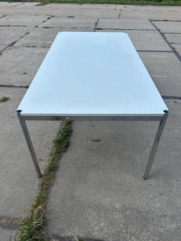 USM Haller tafel/bureau wit met chromen onderstel beschikbaar voor biedingen