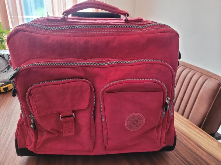 Kipling werktas rolkoffer rood, Sieraden, Tassen en Uiterlijk, Koffers, Zo goed als nieuw, Hard kunststof, Ophalen