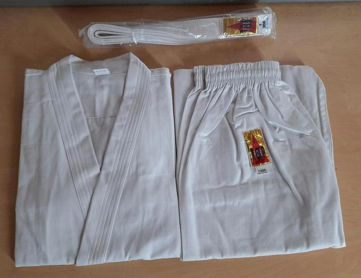 Partij verschillende vechtsport pakken en beschermers, Sport en Fitness, Vechtsporten en Zelfverdediging, Nieuw, Karate, Vechtsportpak