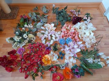 Rotzooi doos met losse kunstbloemen :-) beschikbaar voor biedingen