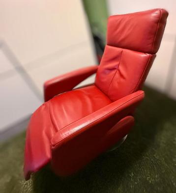 Relaxfauteuil rood  beschikbaar voor biedingen