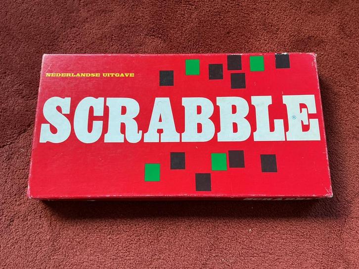 Scrabble spel met HOUTEN letters en 4 Plankjes kompleet, Hobby en Vrije tijd, Gezelschapsspellen | Bordspellen, Zo goed als nieuw