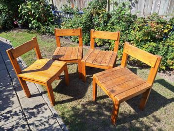 4 stuks zeer degelijk stevig houten keuken/eetkamer stoelen beschikbaar voor biedingen