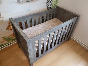 Ledikant + commode + opbergschapje grijs eiken beschikbaar voor biedingen