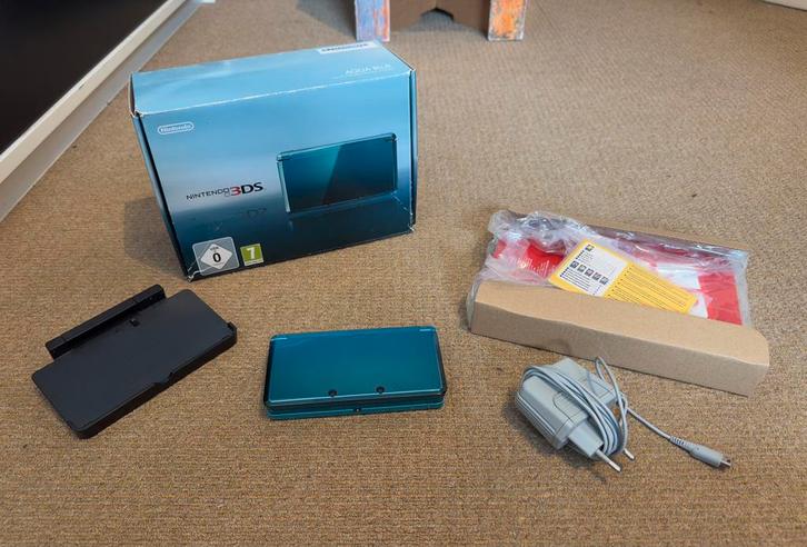 Als nieuwe Nintendo 3DS Aqua Blue + Veel spelletjes., Spelcomputers en Games, Spelcomputers | Nintendo 2DS en 3DS, Zo goed als nieuw