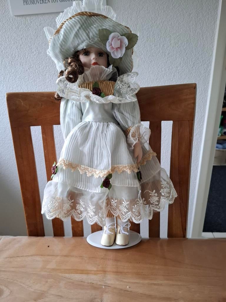 TK PORSELEINEN POP CA 40CM IN ORIGINELE VERPAKKING OP STANDA, Ophalen of Verzenden, Nieuw, Pop, Levensecht of Reborn